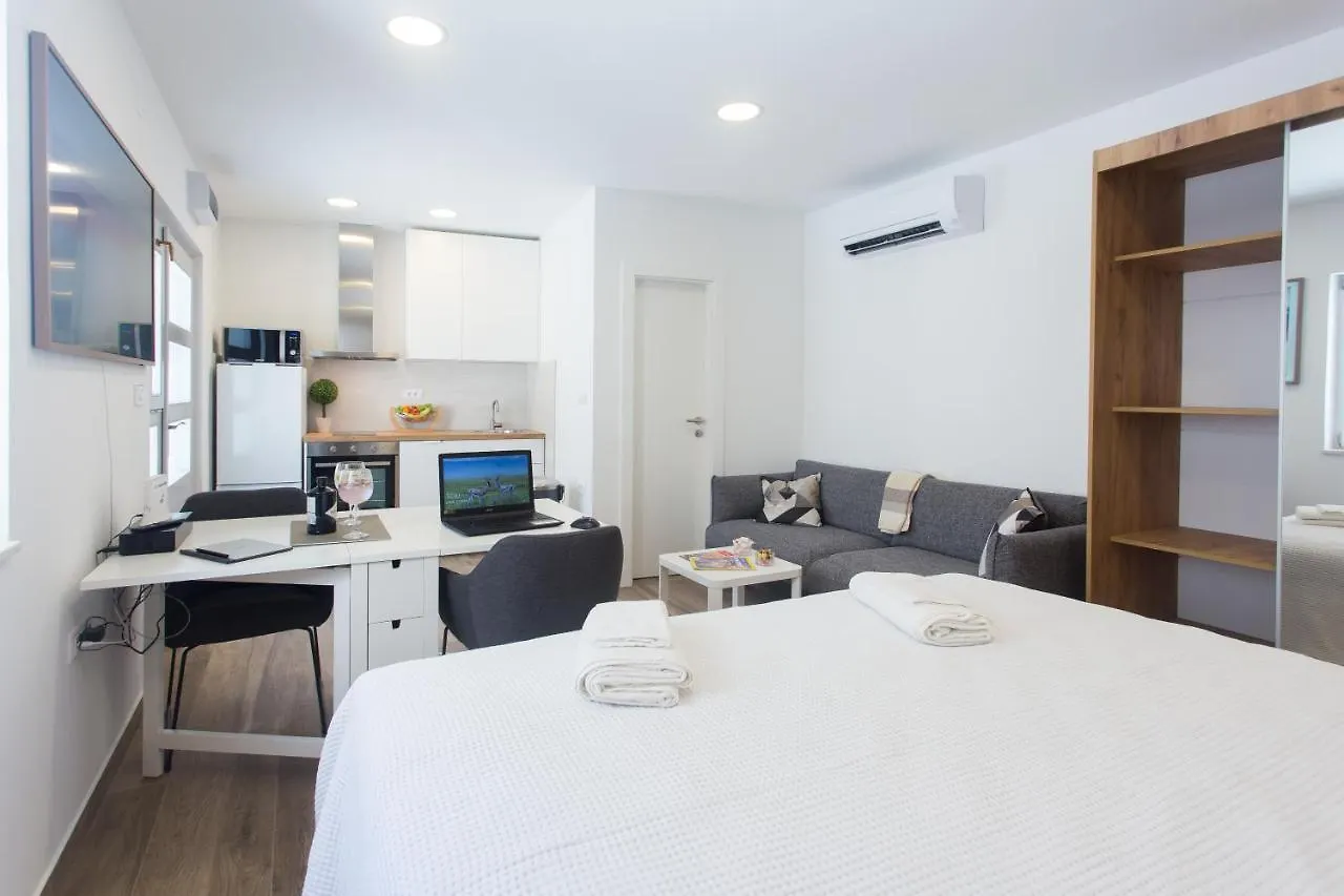 Studio Nomadic Kastela 0*,